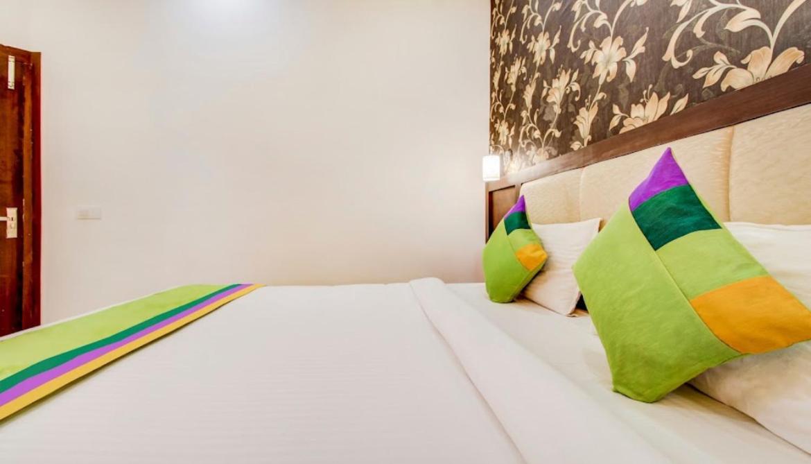 Hotel Blossom Rooms - Fully Ac Tajganj Экстерьер фото